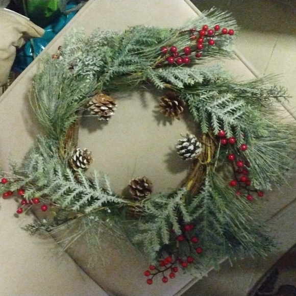 Christmas Wreath 18"x24" in excellent condition - Picture 3 of 3